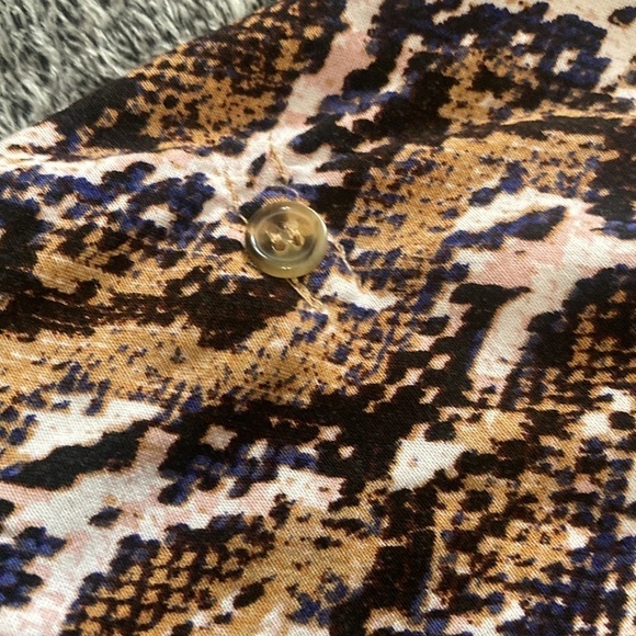Wild print button up shirt size M - Picture 5 of 9